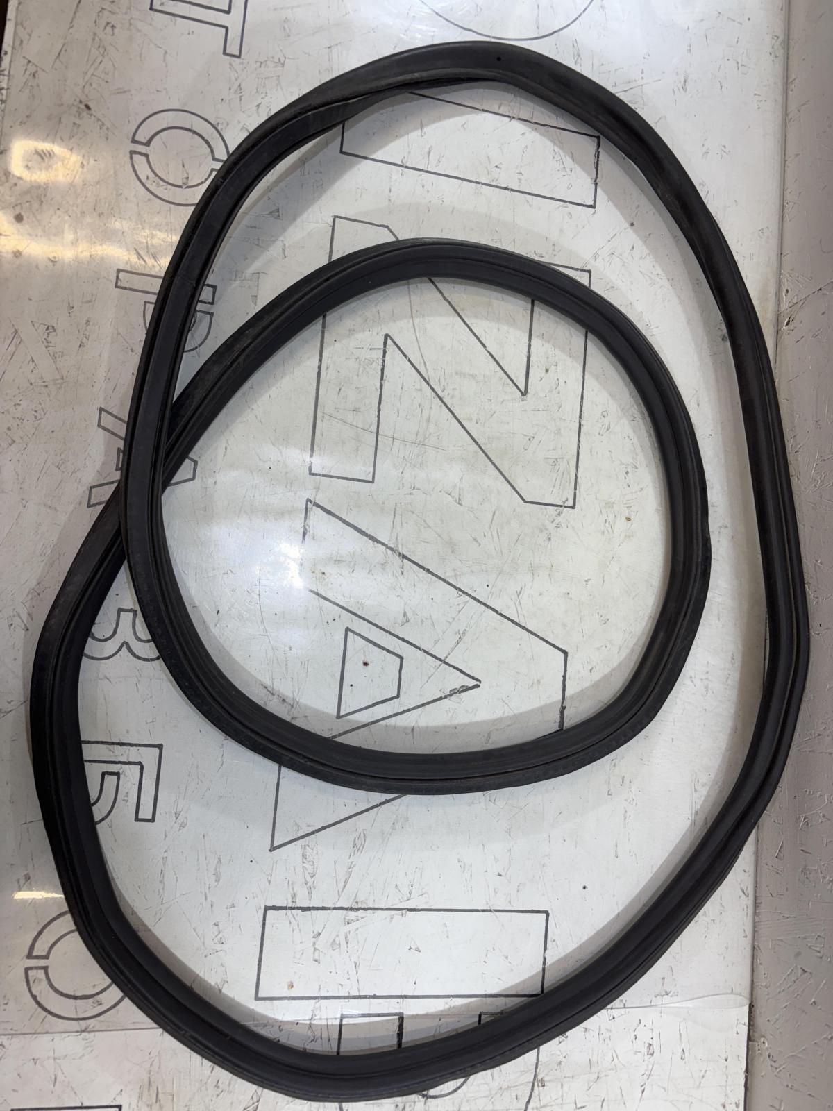 Уплотнитель крышки багажника 8E9827705P Audi A4 B6 avant