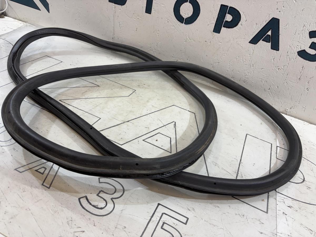 Уплотнитель крышки багажника 8E9827705P Audi A4 B6 avant