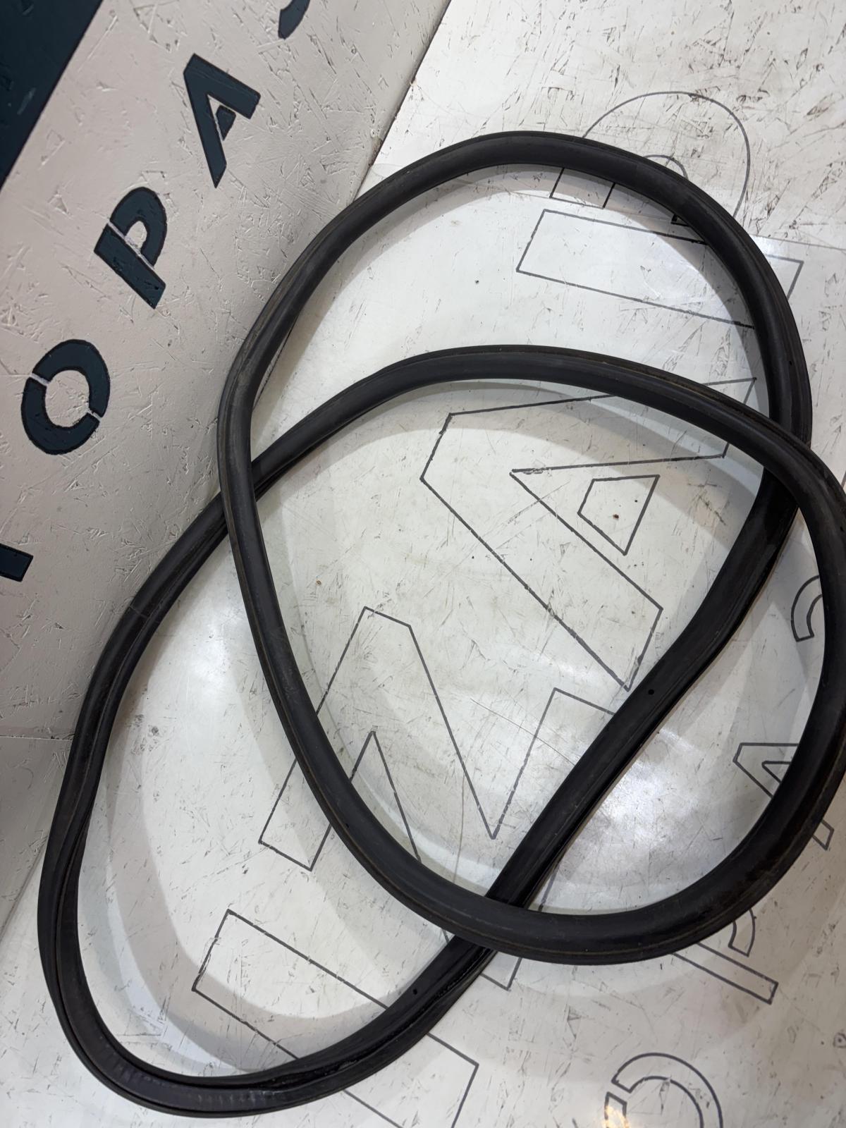 Уплотнитель крышки багажника 8E9827705P Audi A4 B6 avant