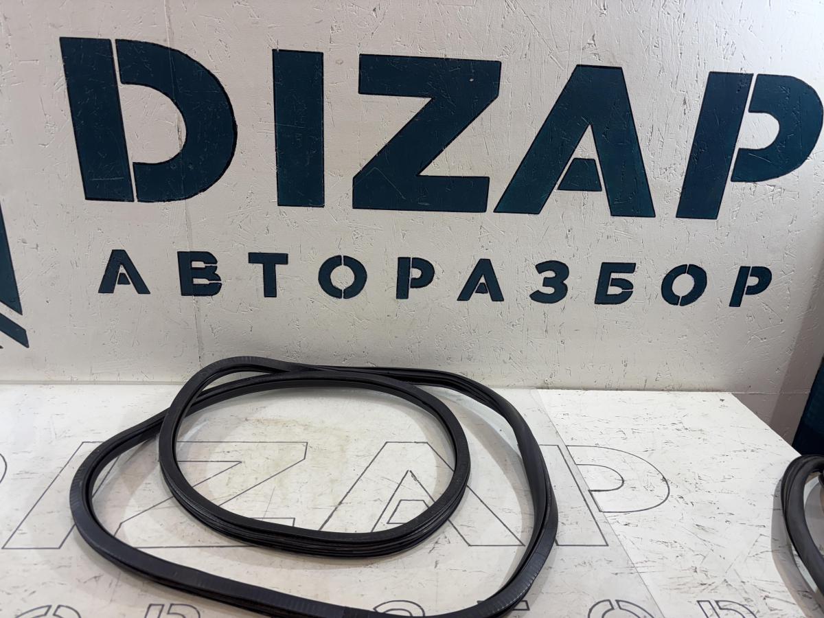 Уплотнитель двери задней левой 4B5833721L 