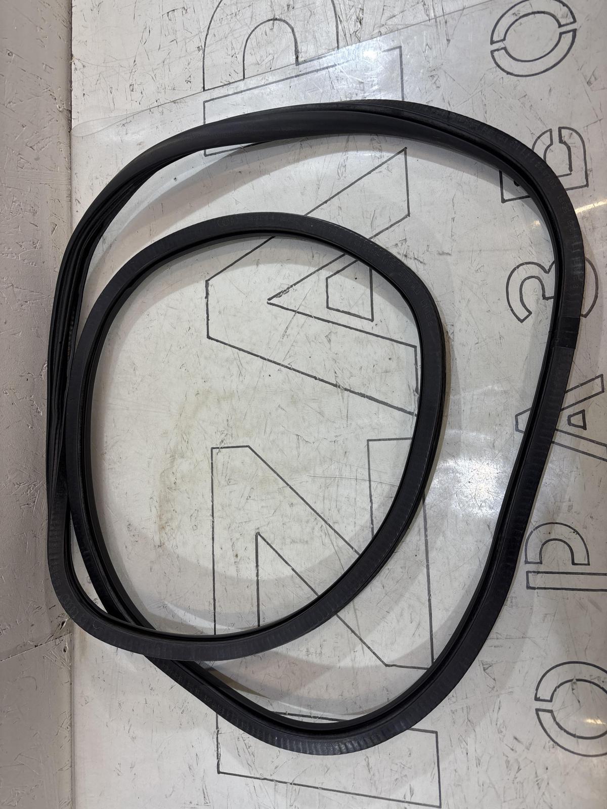 Уплотнитель двери задней левой 4B5833721L 