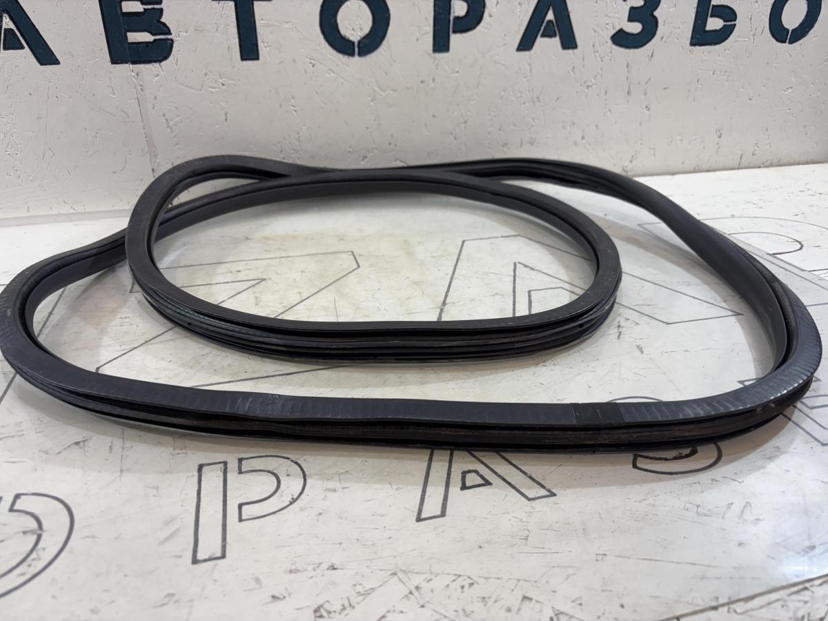 Уплотнитель двери задней левой 4B5833721L 