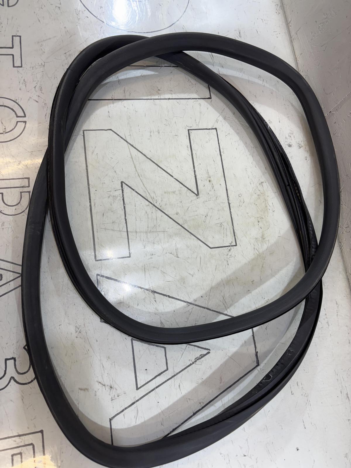 Уплотнитель двери задней левой 4B5833721L 