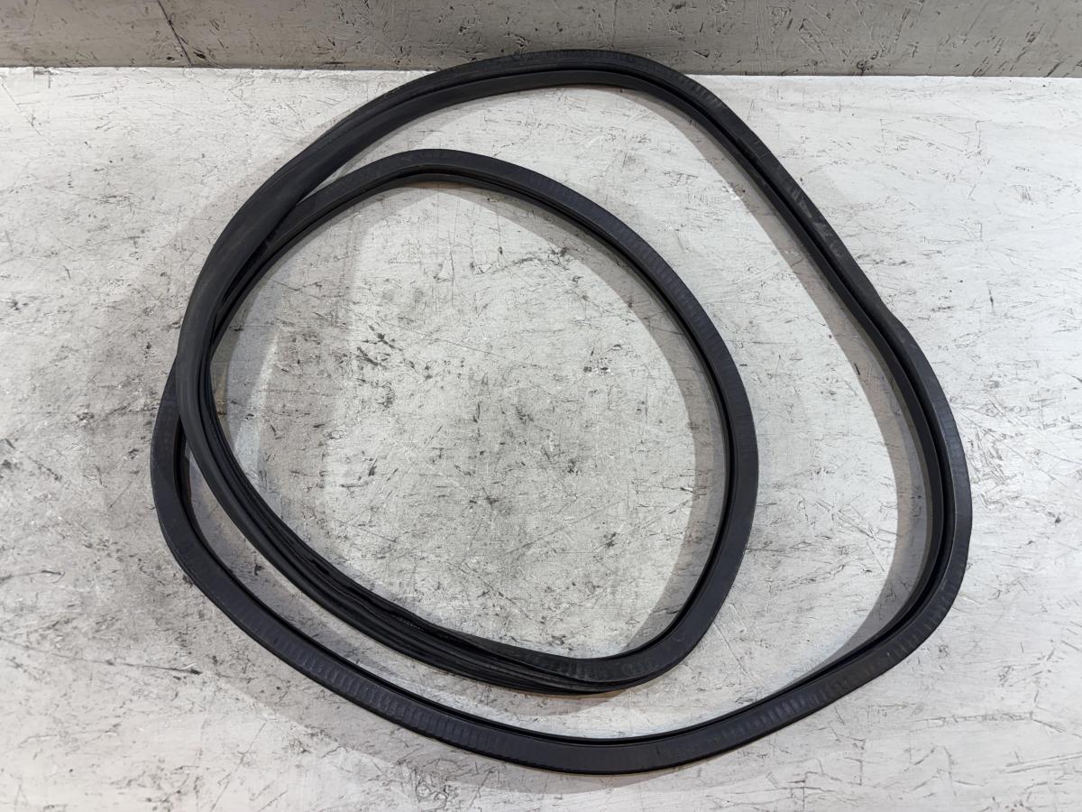 Уплотнитель двери задней левой 4B5833721 Audi C5