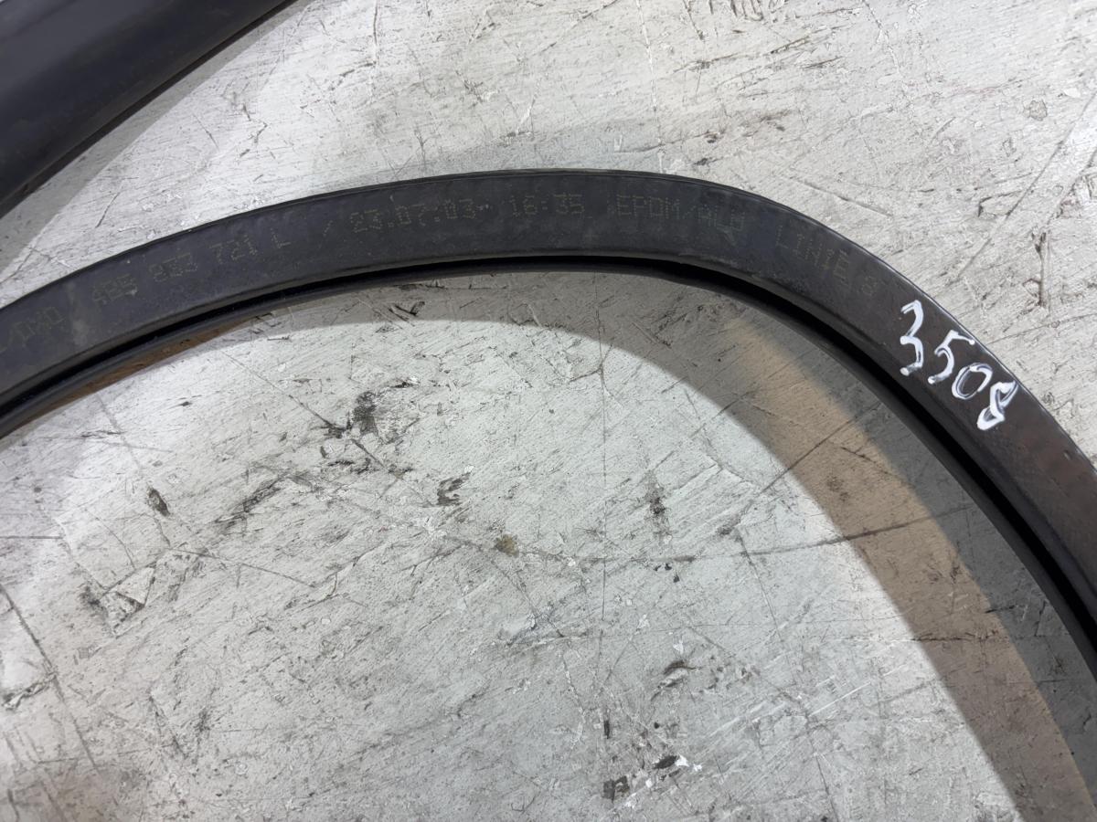 Уплотнитель двери задней левой 4B5833721 Audi C5