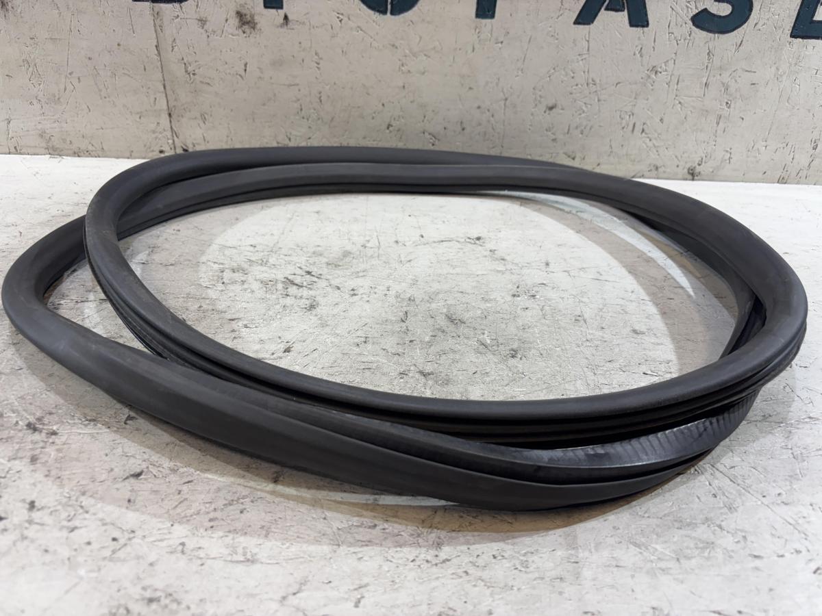 Уплотнитель двери задней левой 4B5833721 Audi C5