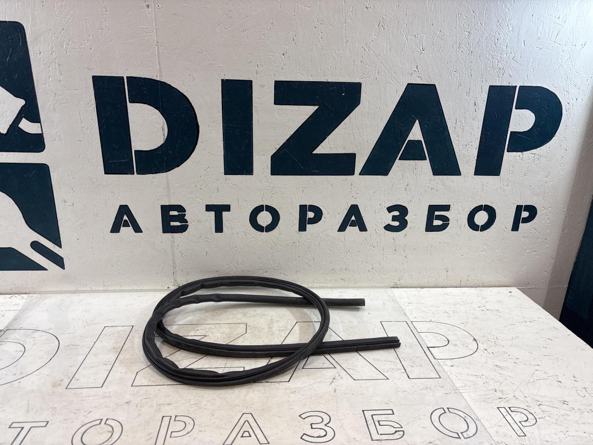 Уплотнитель капота 4L0823731 Audi Q7