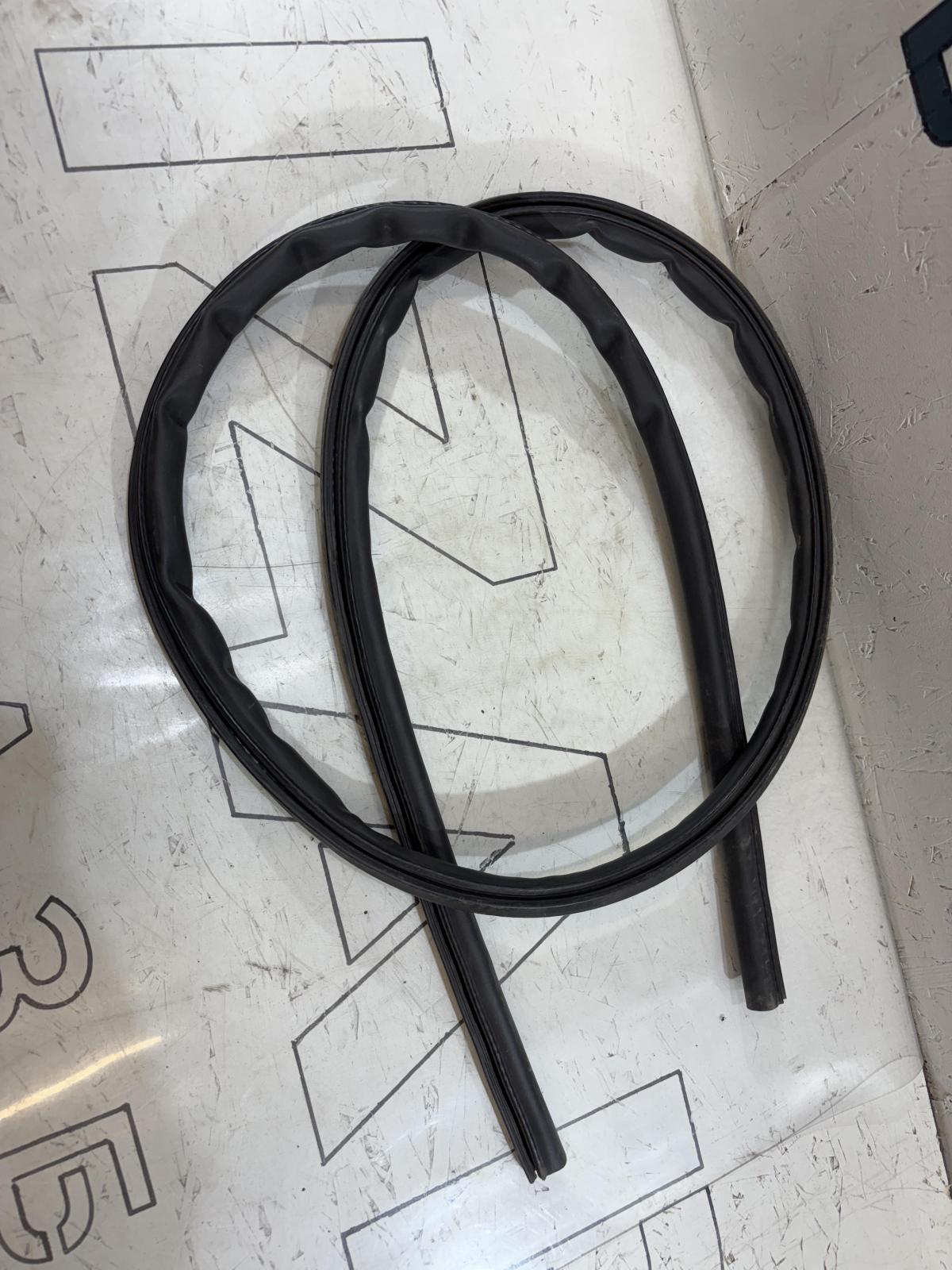 Уплотнитель капота 4L0823731 Audi Q7