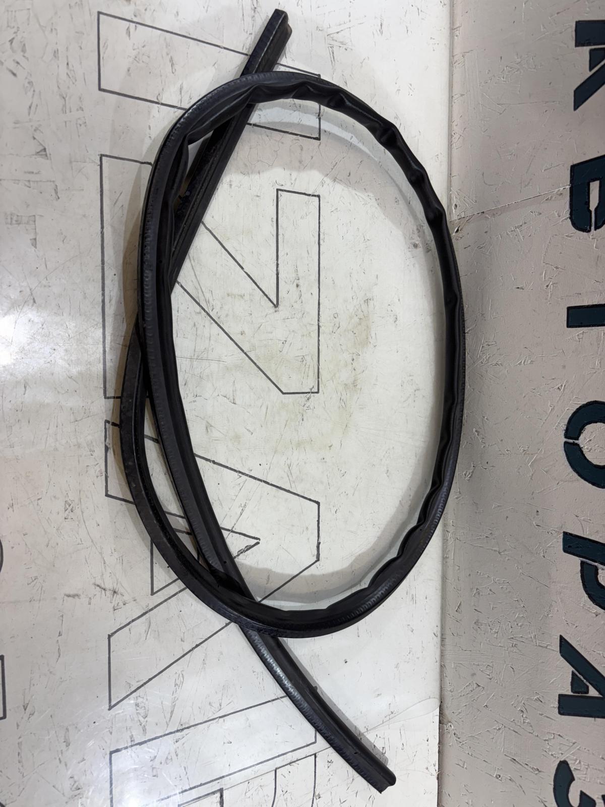 Уплотнитель капота 4L0823731 Audi Q7