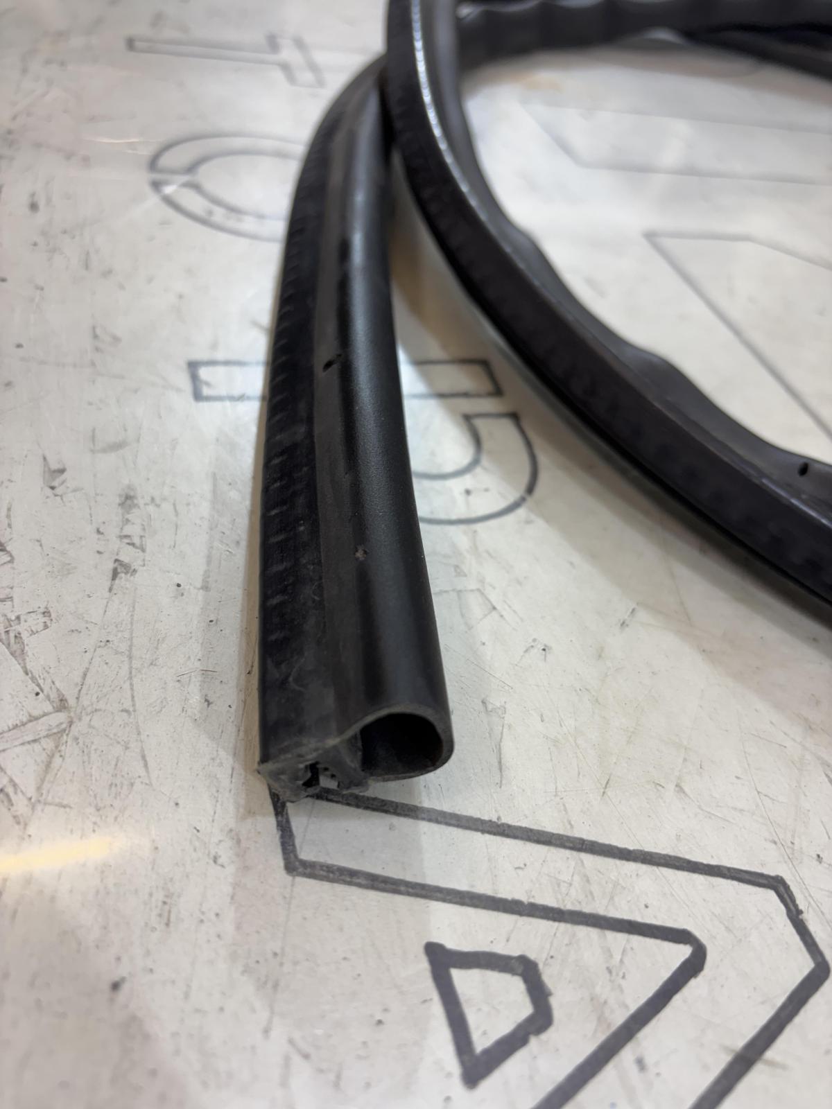 Уплотнитель капота 4L0823731 Audi Q7