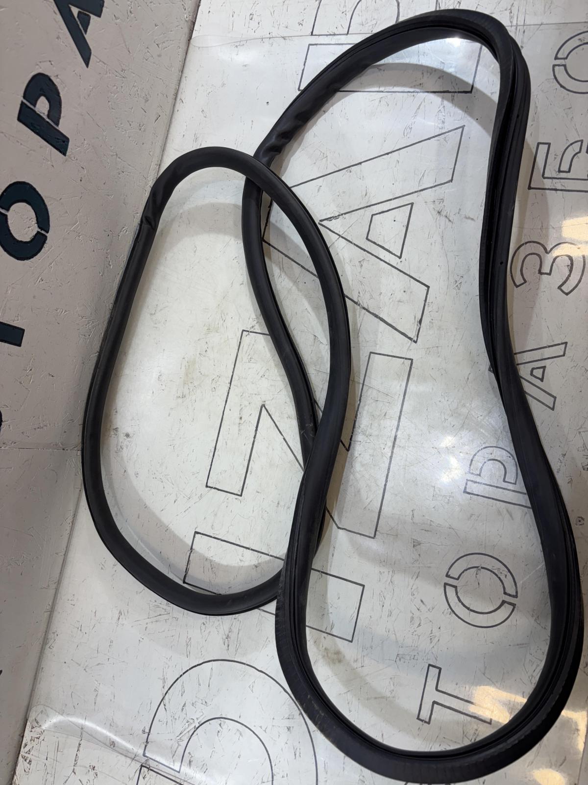 Уплотнитель двери передней левой 4F0831721A Audi A6 C6 / S6 C6 / RS6 C6