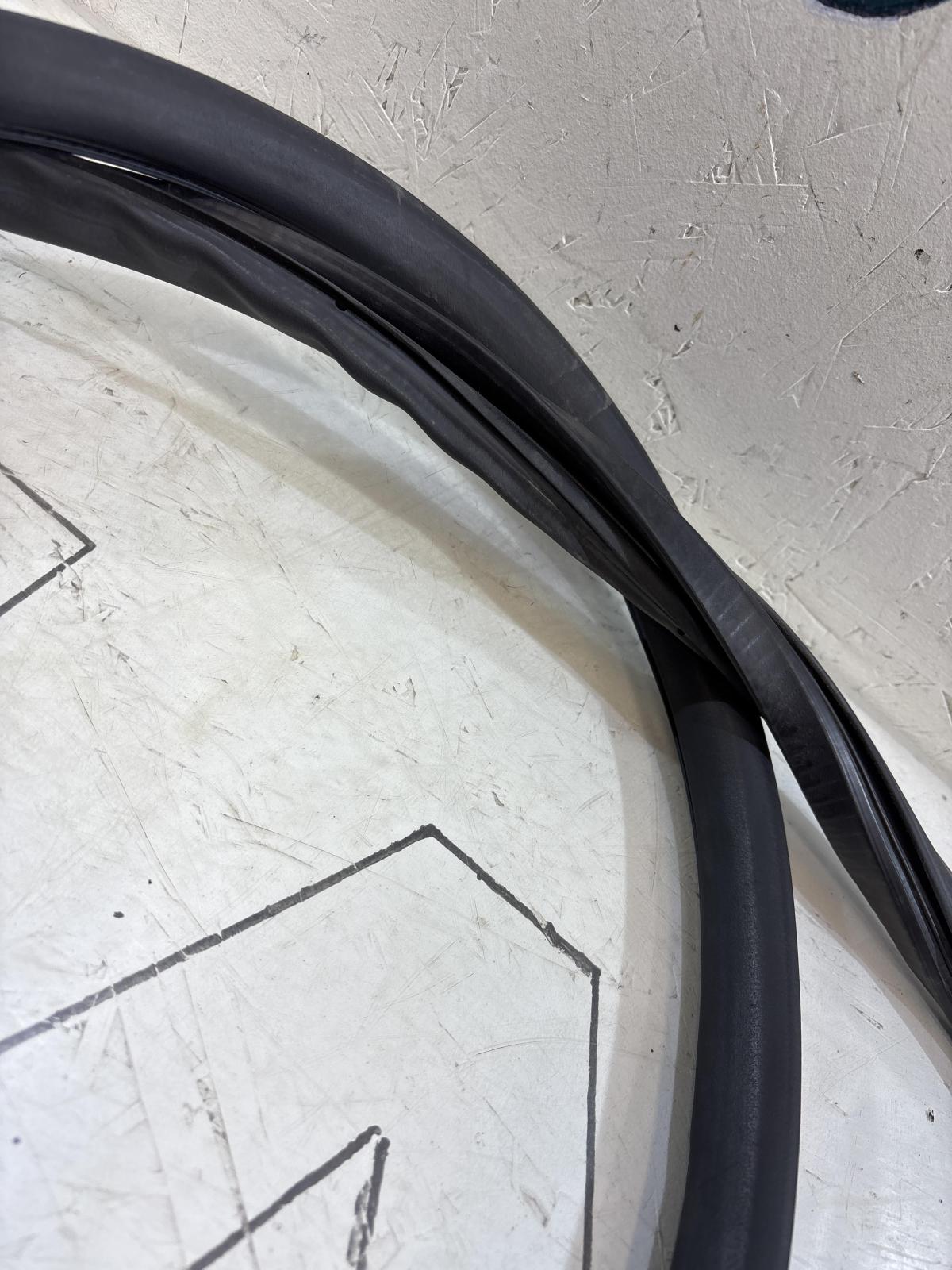 Уплотнитель двери задней правой 4F5833721 