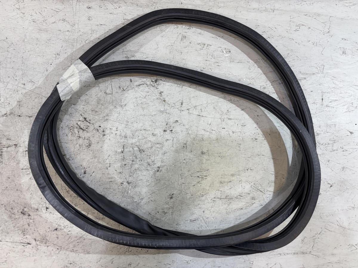 Уплотнитель двери задней правой 4F5833721 