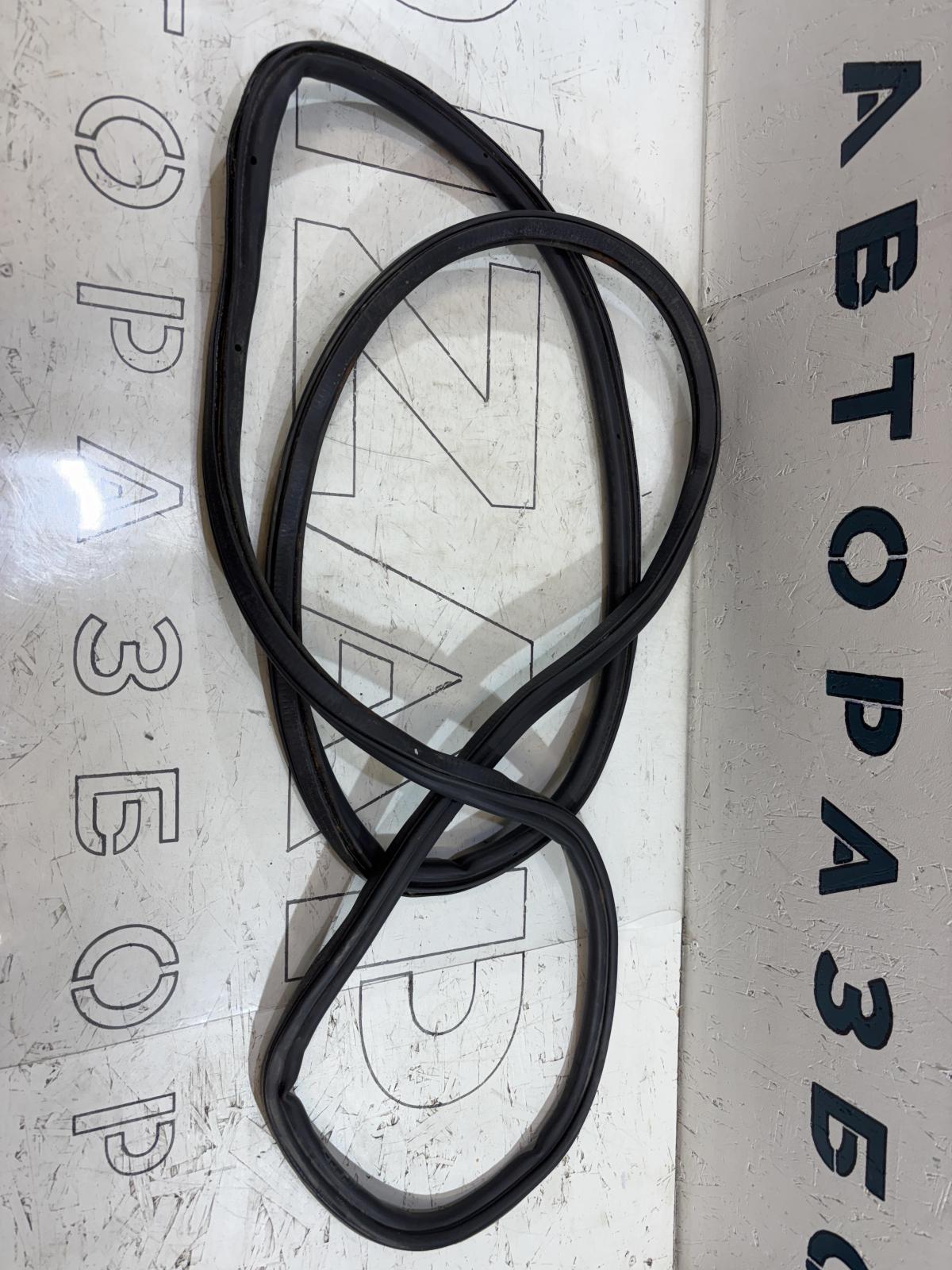 Уплотнитель багажника 4L0827705D Audi Q7