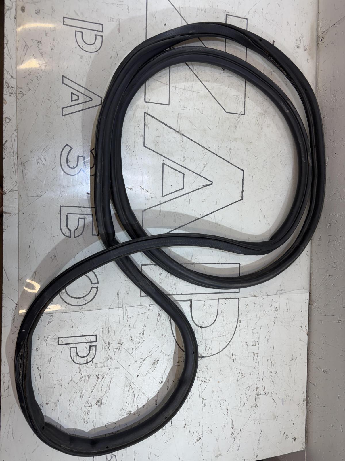 Уплотнитель багажника 4L0827705D Audi Q7