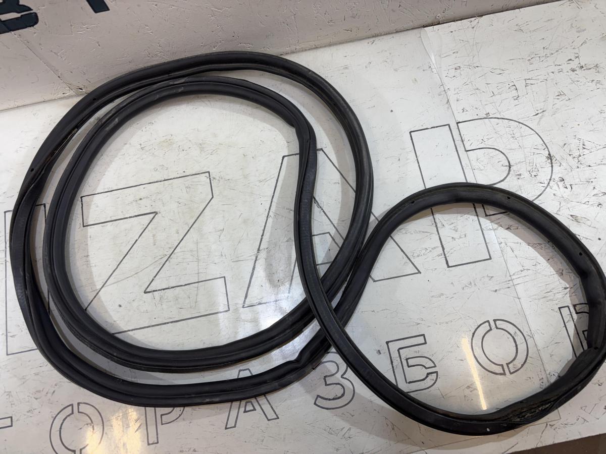 Уплотнитель багажника 4L0827705D Audi Q7