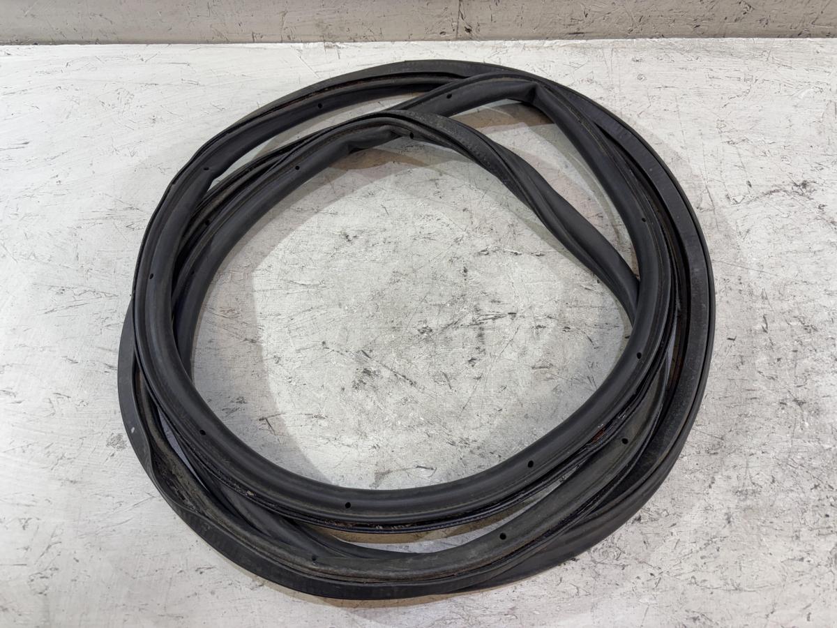 Уплотнитель багажника 4L0827705 Audi Q7