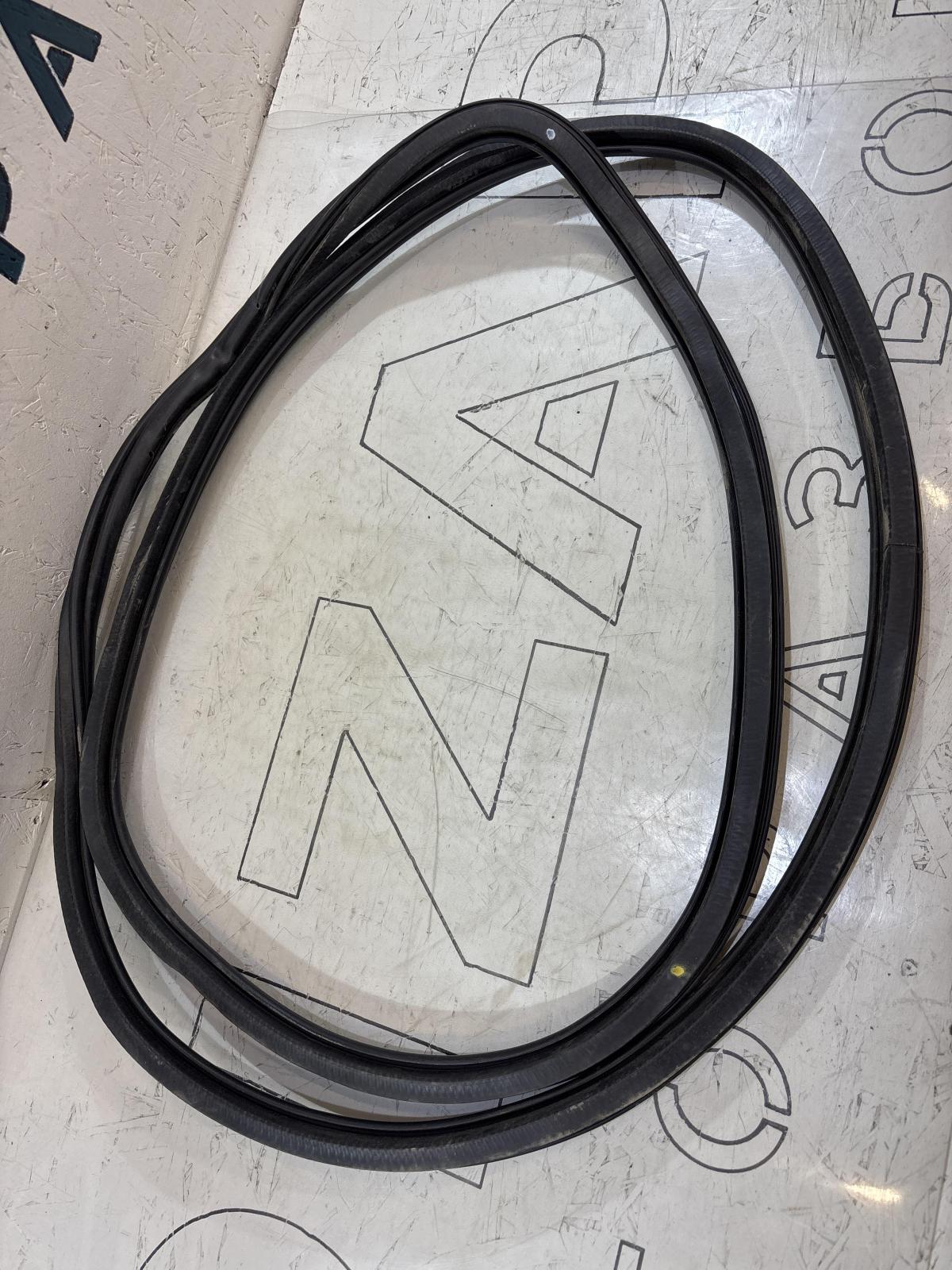 Уплотнитель двери передней левой 4L0831721 Audi Q7