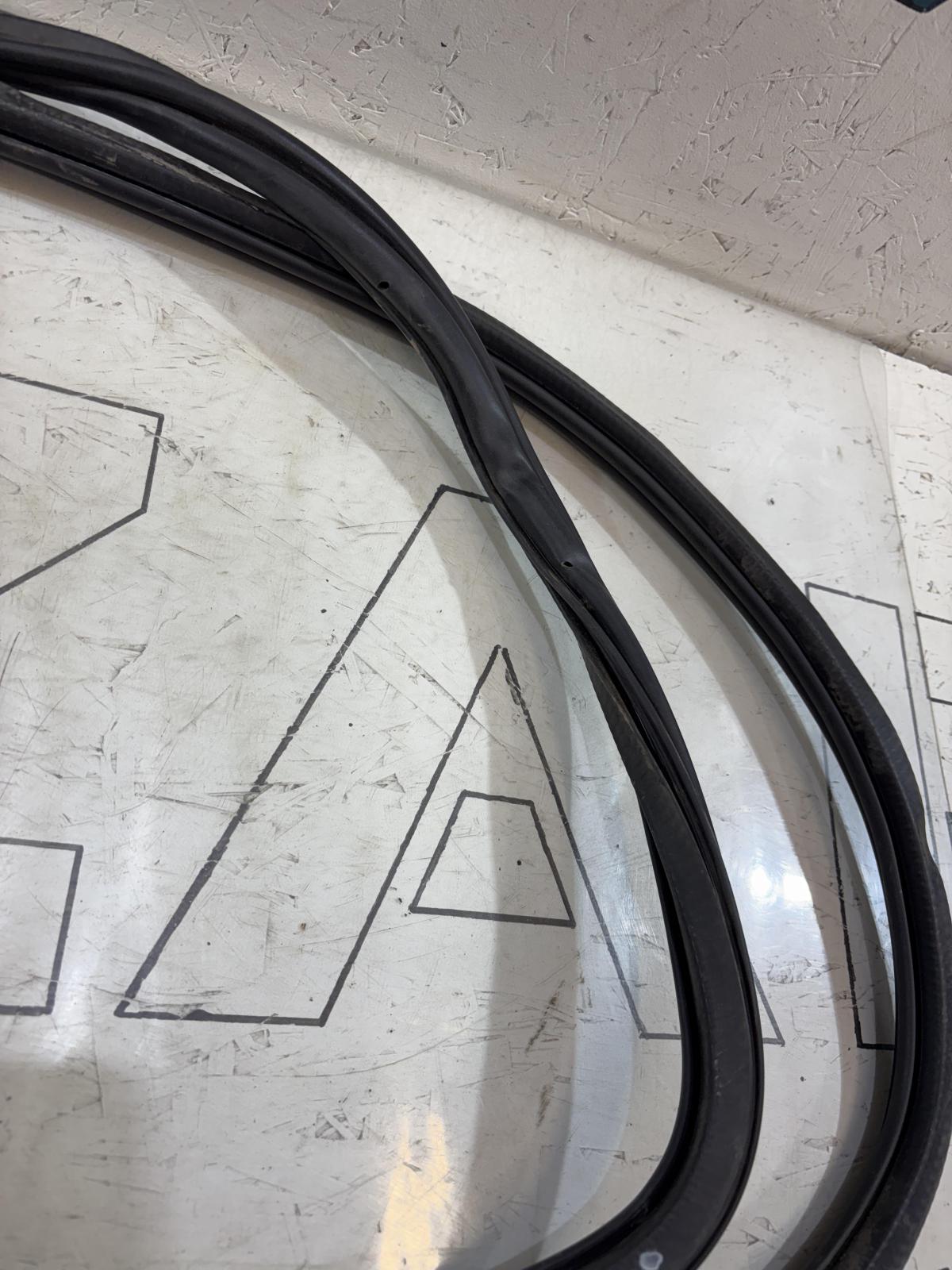 Уплотнитель двери передней левой 4L0831721 Audi Q7