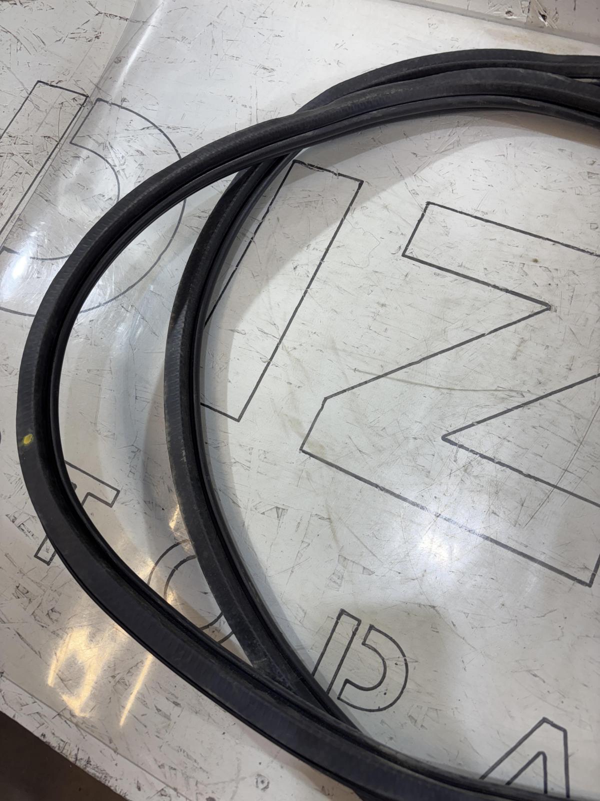 Уплотнитель двери передней левой 4L0831721 Audi Q7