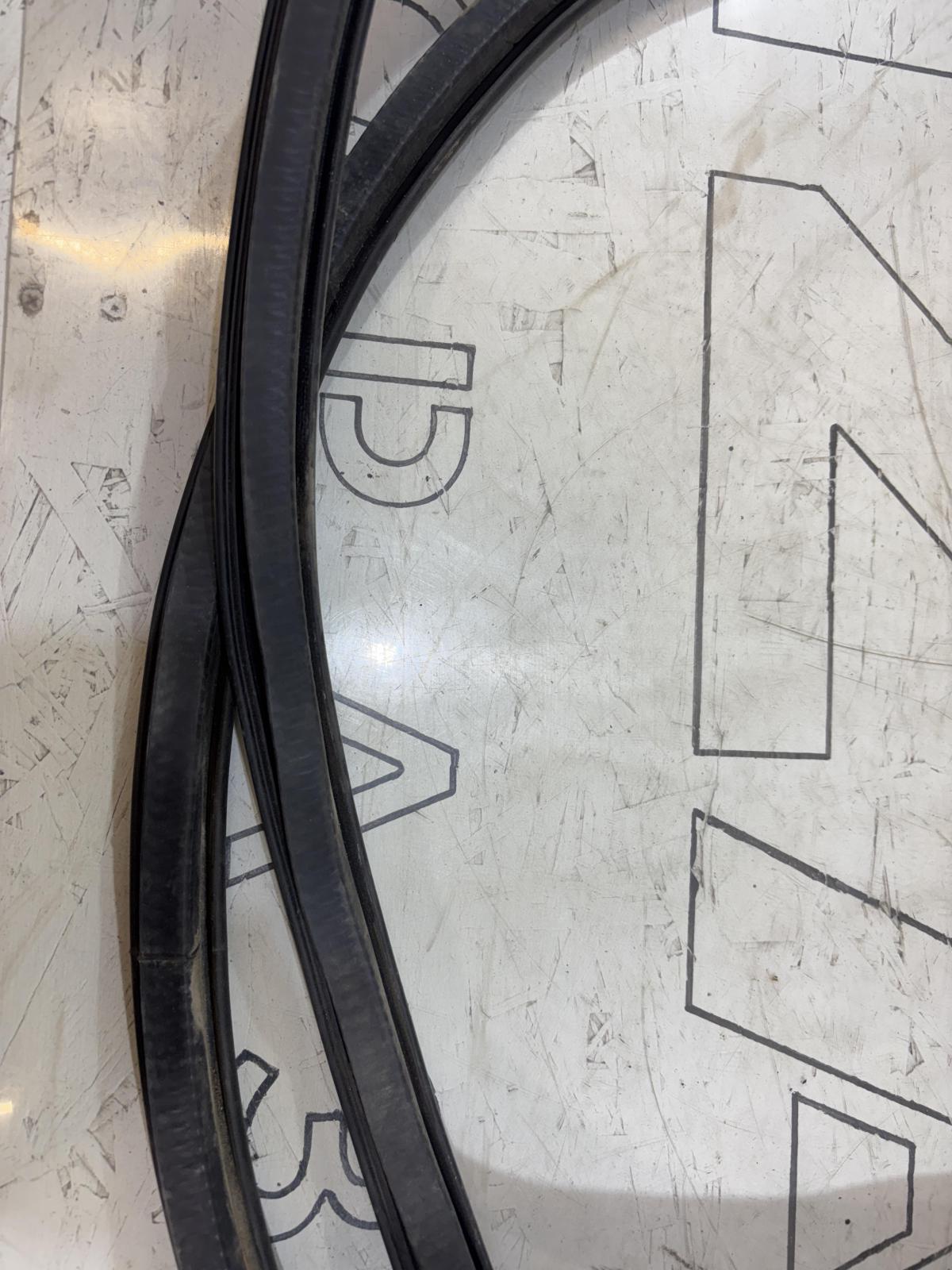 Уплотнитель двери передней левой 4L0831721 Audi Q7