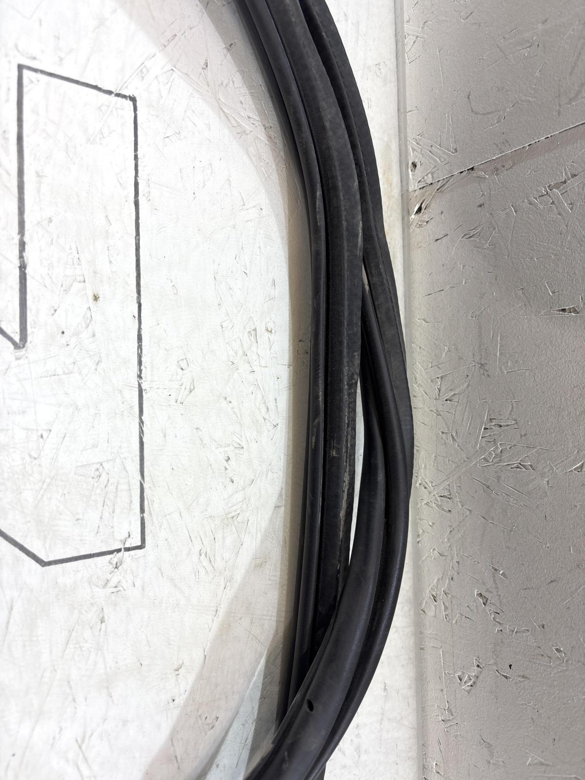 Уплотнитель двери передней левой 4L0831721 Audi Q7