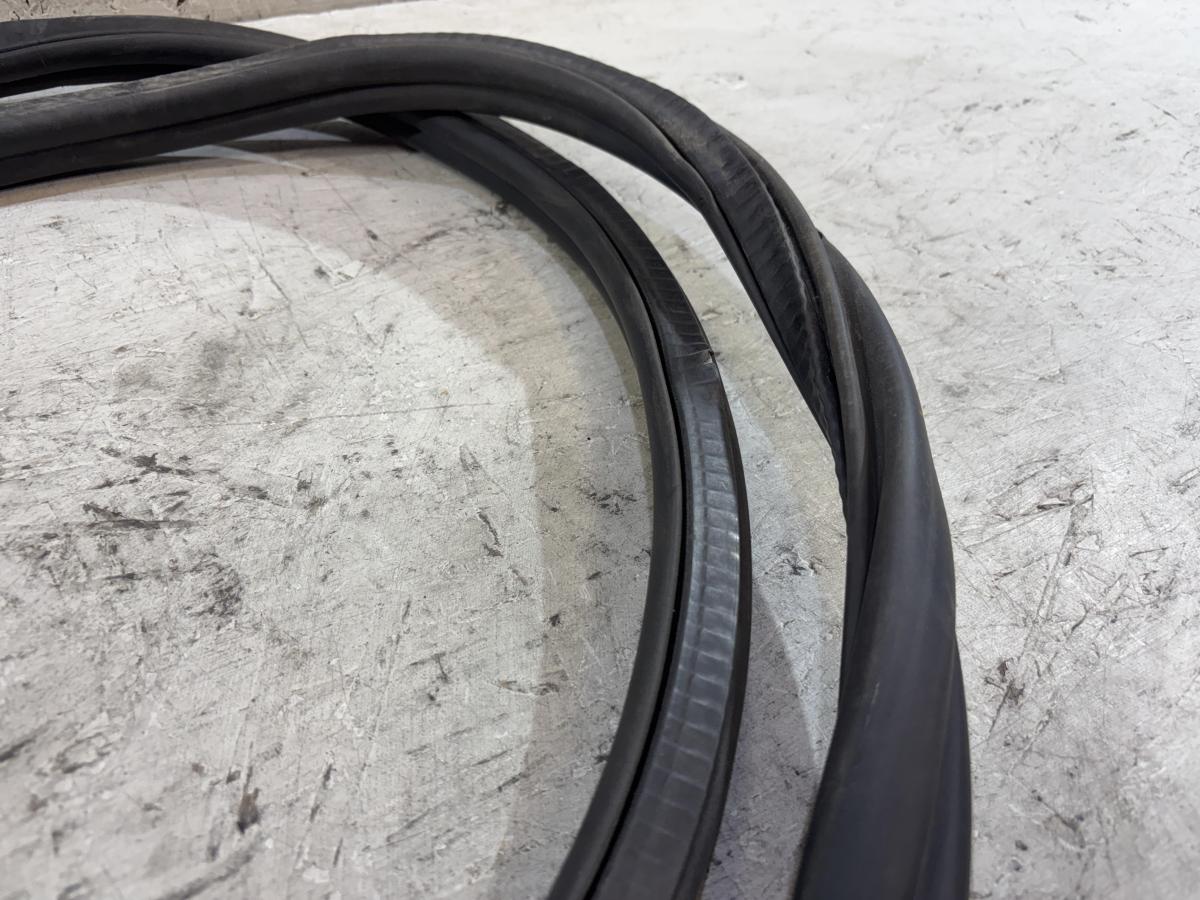 Уплотнитель багажника 4F5827705 