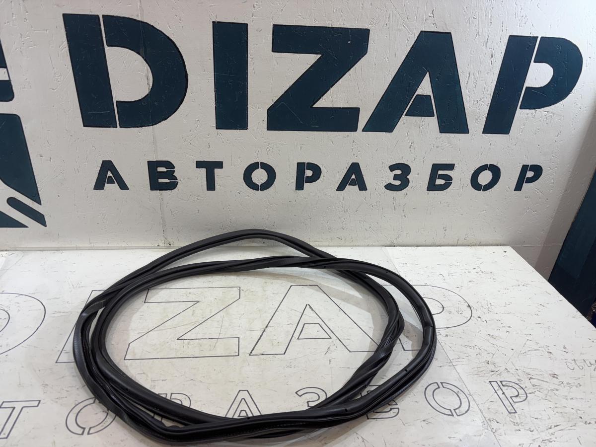 Уплотнитель двери передней левой 4L0831721 Audi Q7