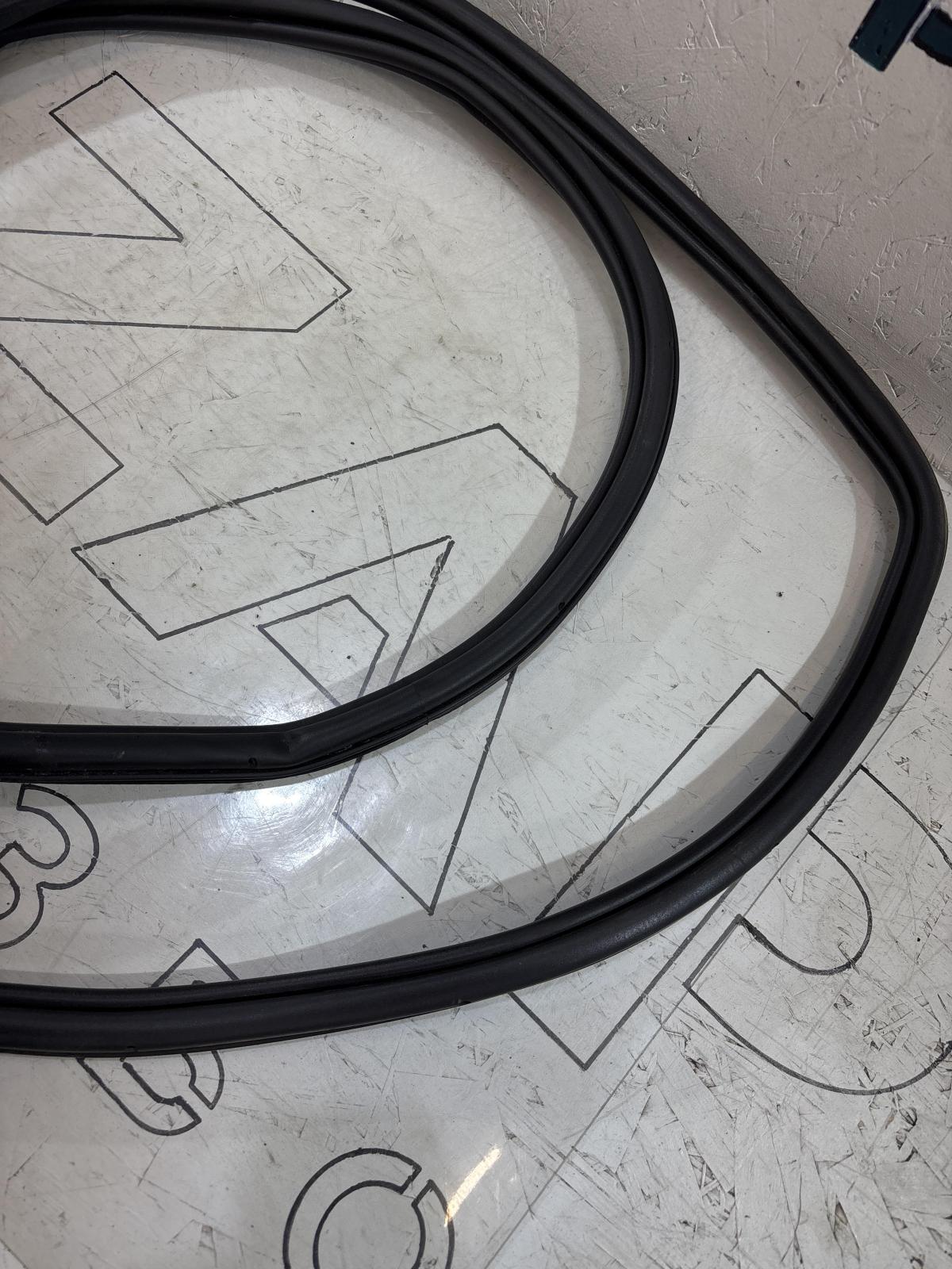 Уплотнитель задней двери 4L0833721 Audi Q7