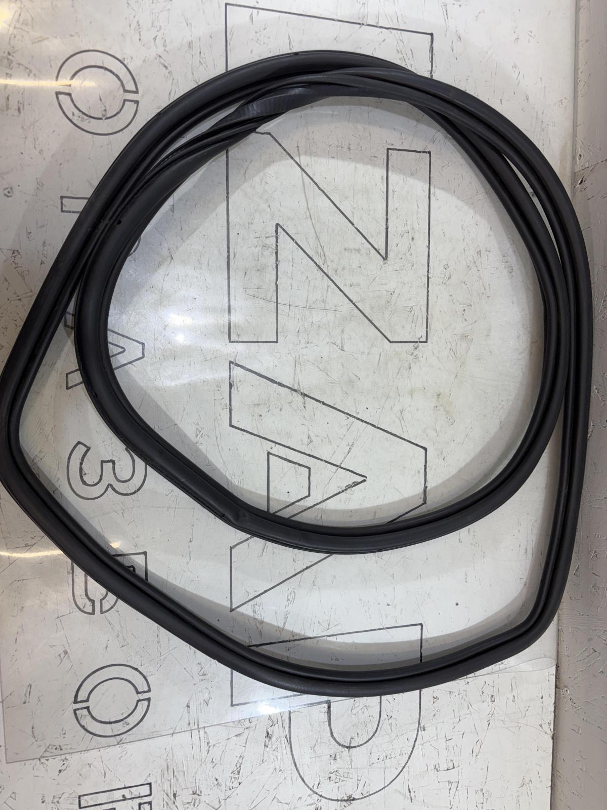 Уплотнитель задней двери 4L0833721 Audi Q7