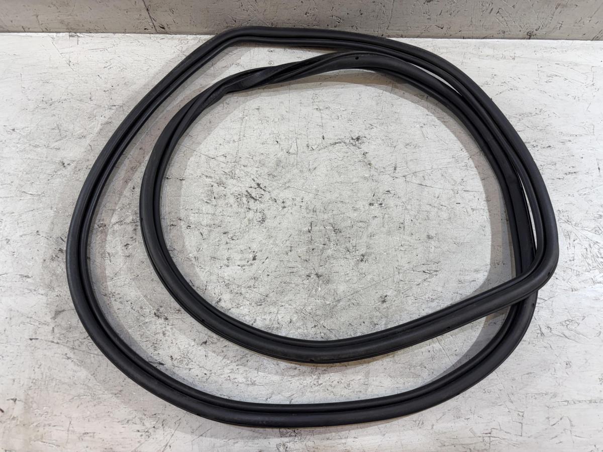 Уплотнитель задней двери 4L0833721 Audi Q7