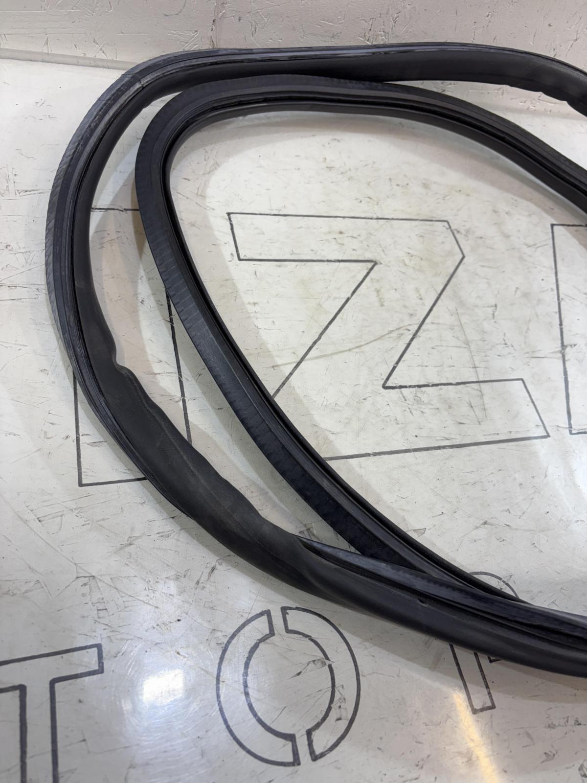 Уплотнитель двери передней левой 4F0831721A Audi A6 C6 / S6 C6 / RS6 C6