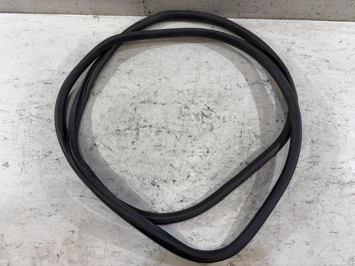 Уплотнитель двери передней левой 4F0831721 Audi A6 C6 / S6 C6 / RS6 C6