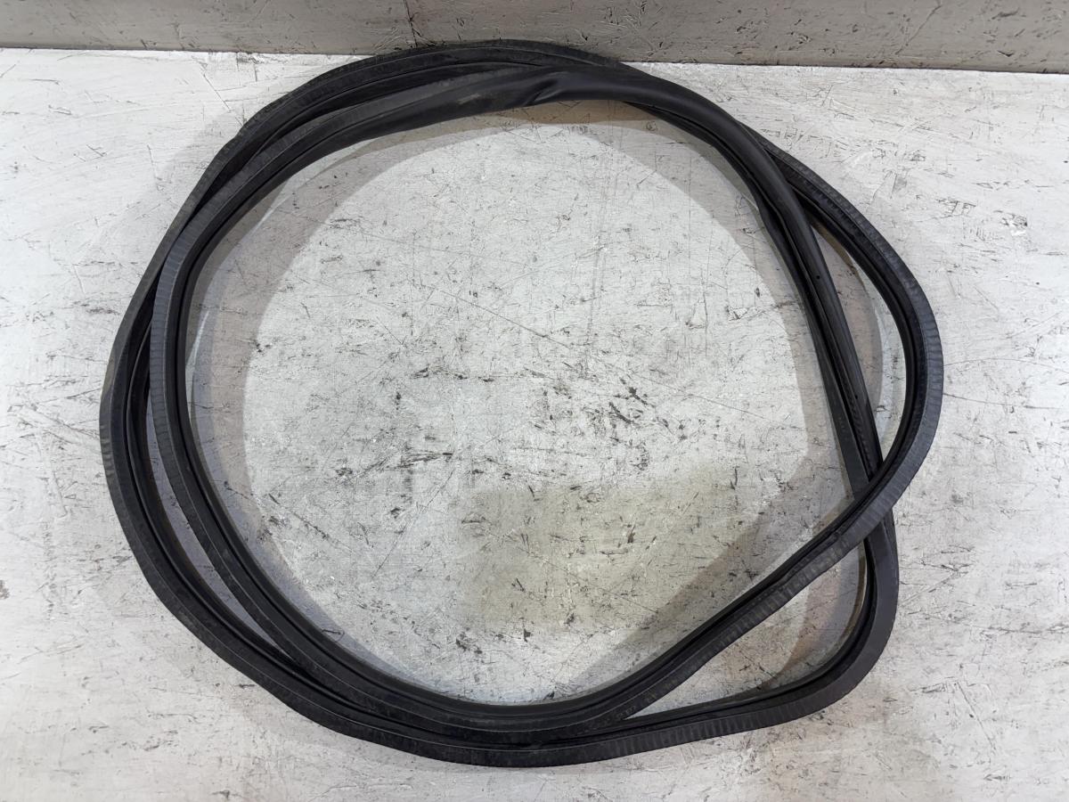 Уплотнитель двери передней левой 4F0831721 Audi A6 C6 / S6 C6 / RS6 C6