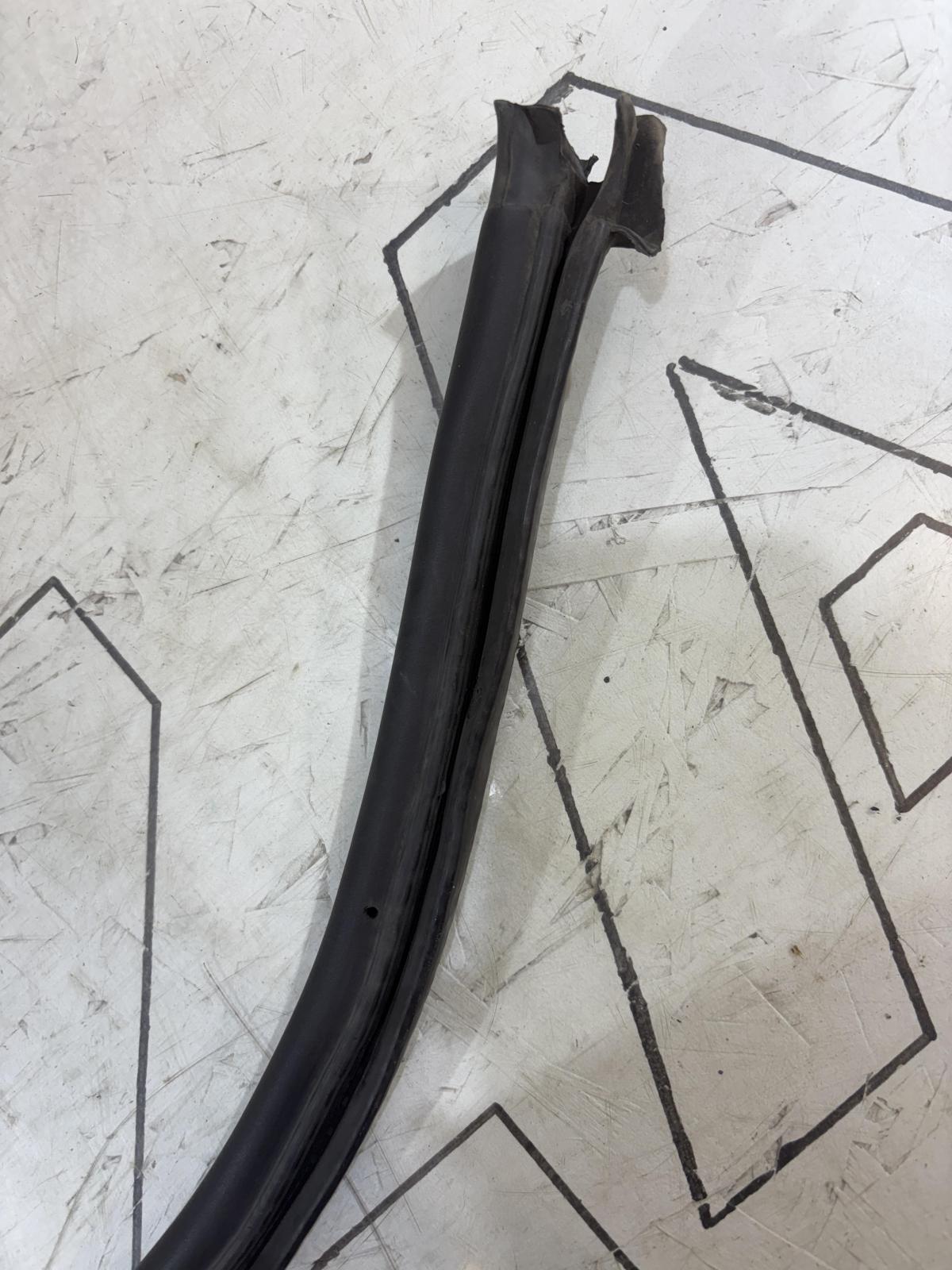 Уплотнитель капота 4B0823723A Audi A6 C5 / A6 C5 Allroad