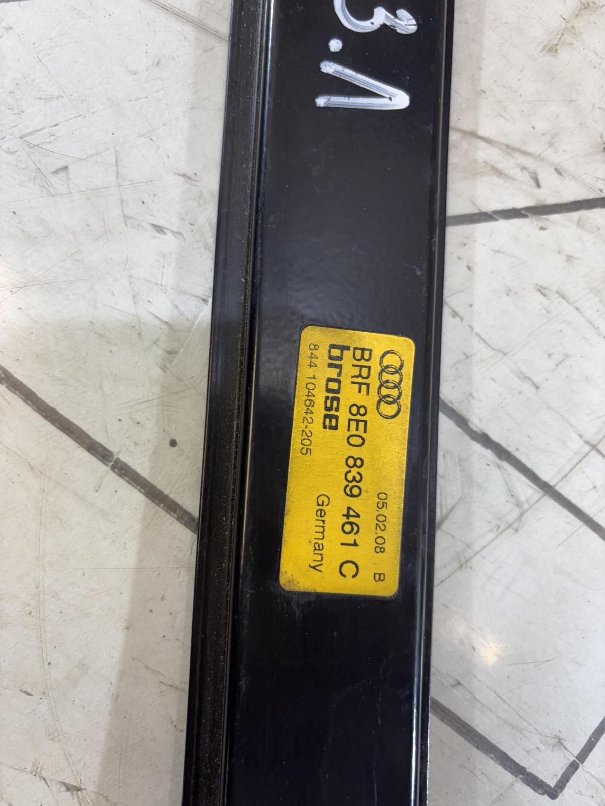 Стеклоподъемник электр. задний левый 8E0839461C Audi A4 B6