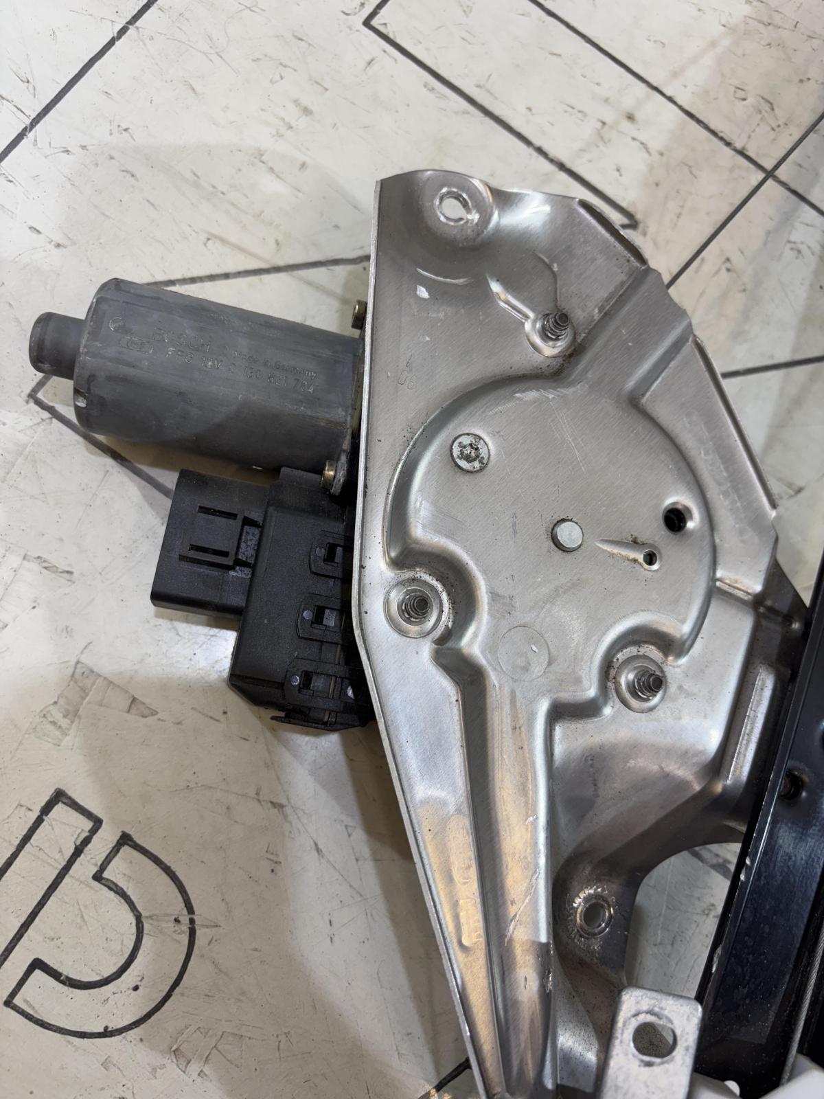 Трапеция стеклоподъёмника задняя левая 4B0839397B 