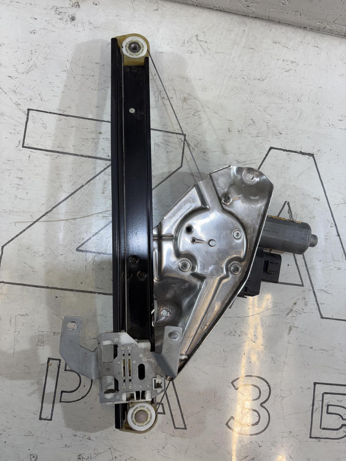 Стеклоподъемник двери задней правой 4B0839398B Audi A6 C5 / A6 C5 Allroad