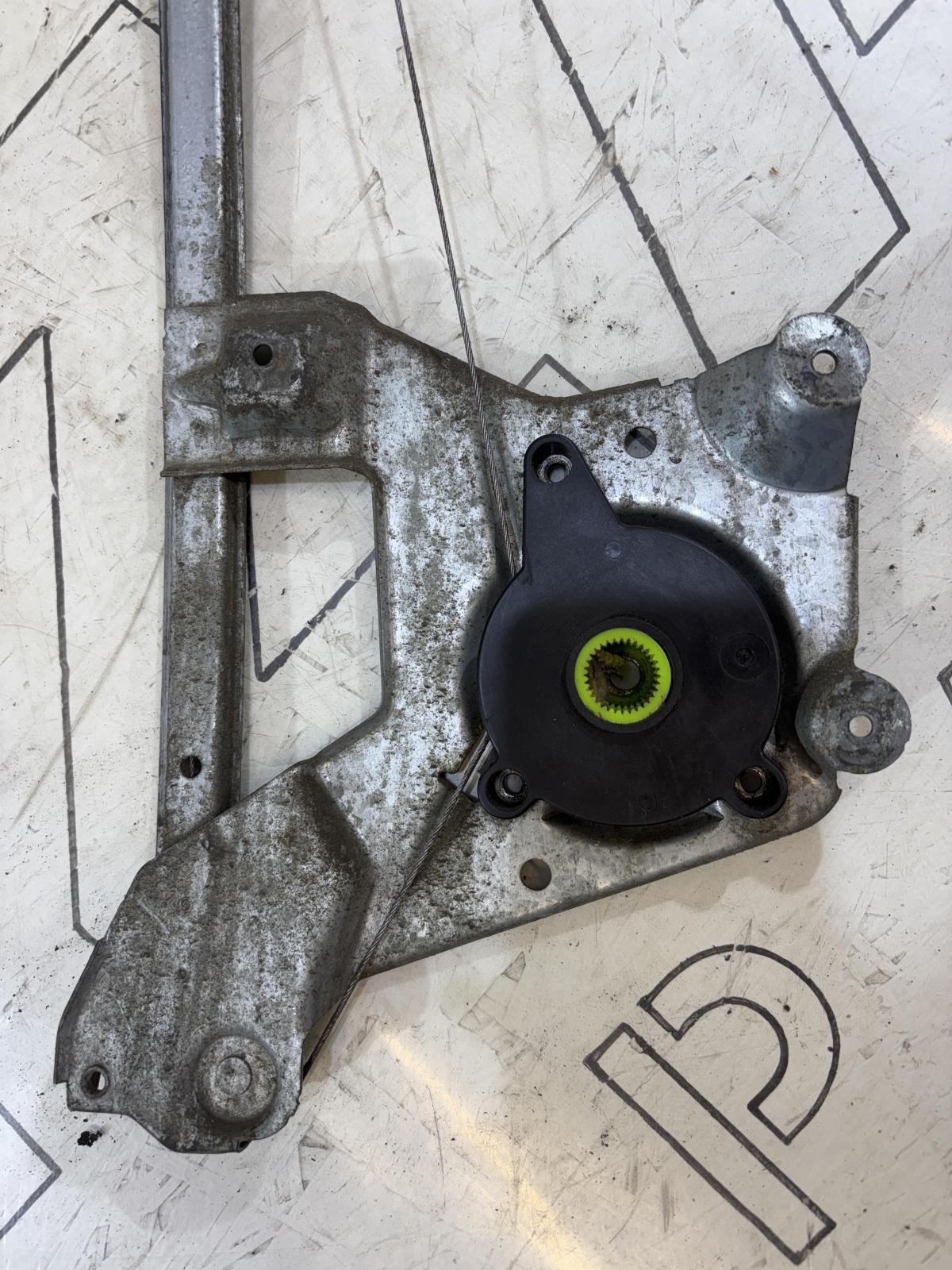 Моторчик стеклоподъемника задний левый 4A0839397B Audi A6 C4