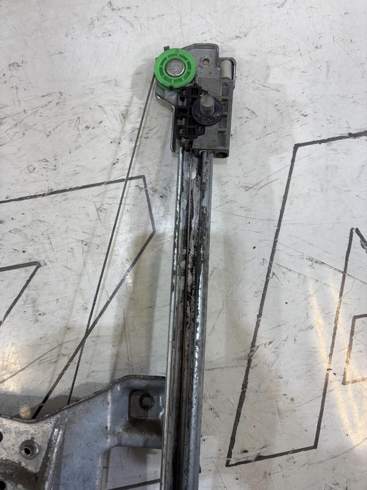 Моторчик стеклоподъемника задний левый 4A0839397B Audi A6 C4