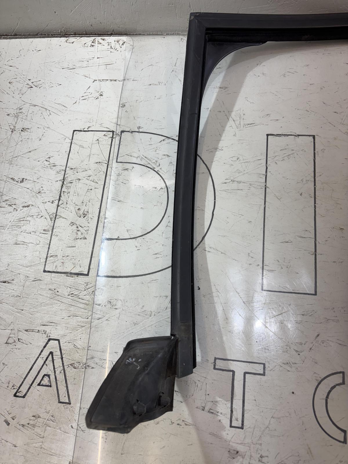 Направляющая стекла задняя левая 8E9839439AL Audi A4 B6 avant