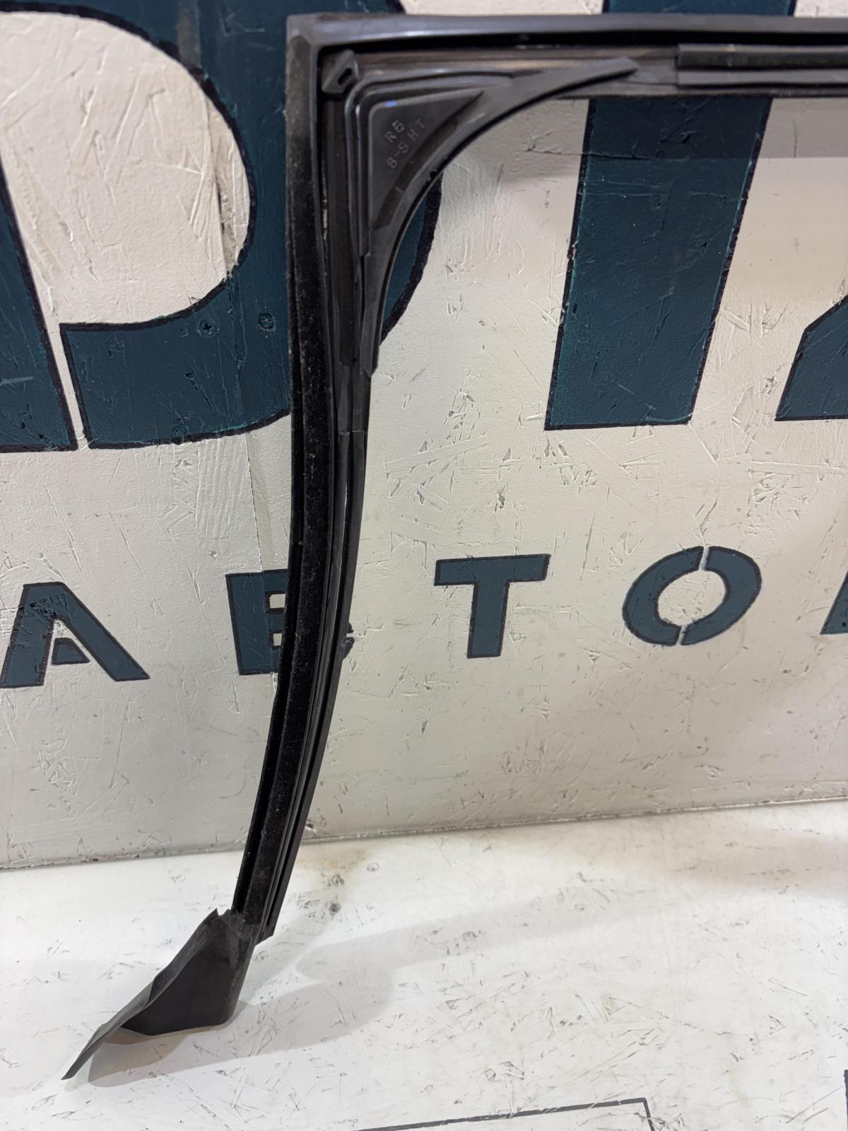 Направляющая стекла задняя правая 8E9839440AL Audi A4 B6 avant