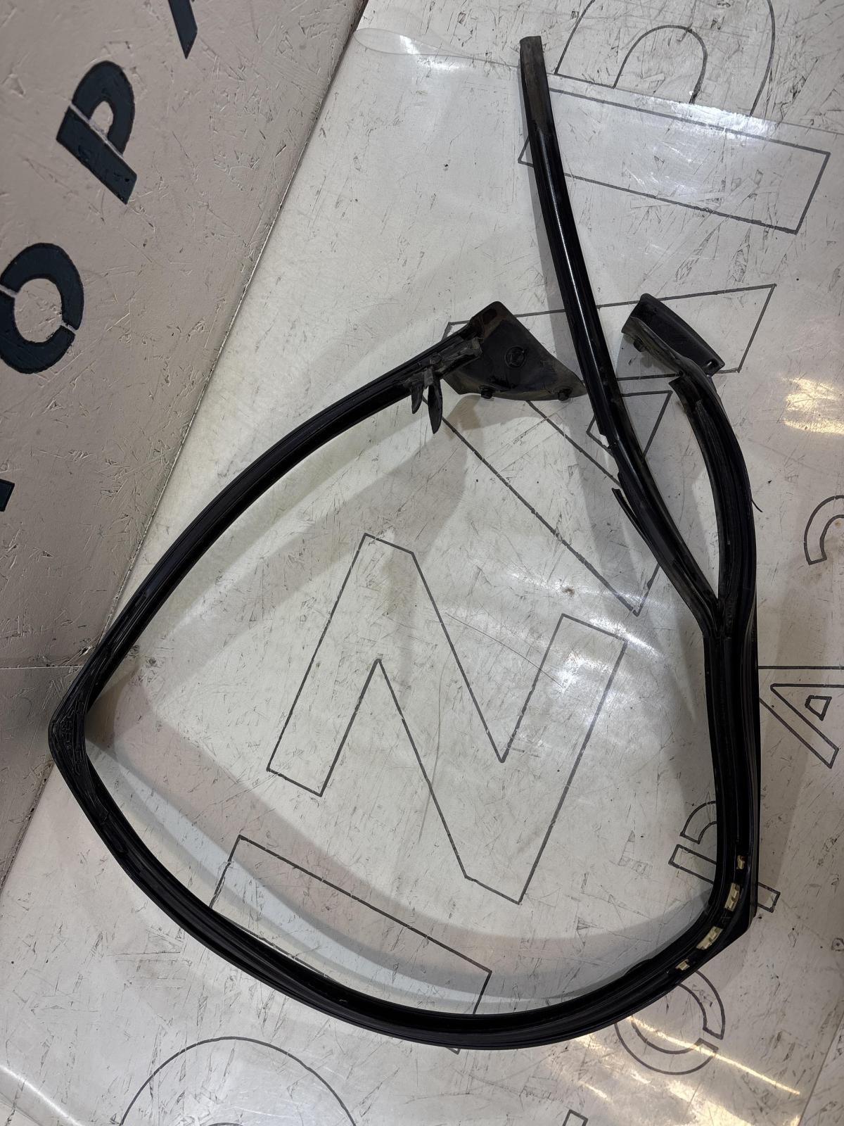 Направляющая стекла задняя левая седан 4F5839439 