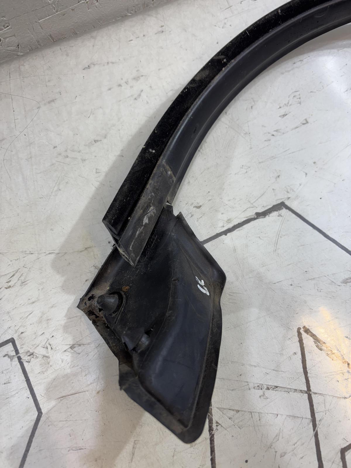 Направляющая стекла задняя правая Avant 8E9839439AL Audi A4 B6 avant