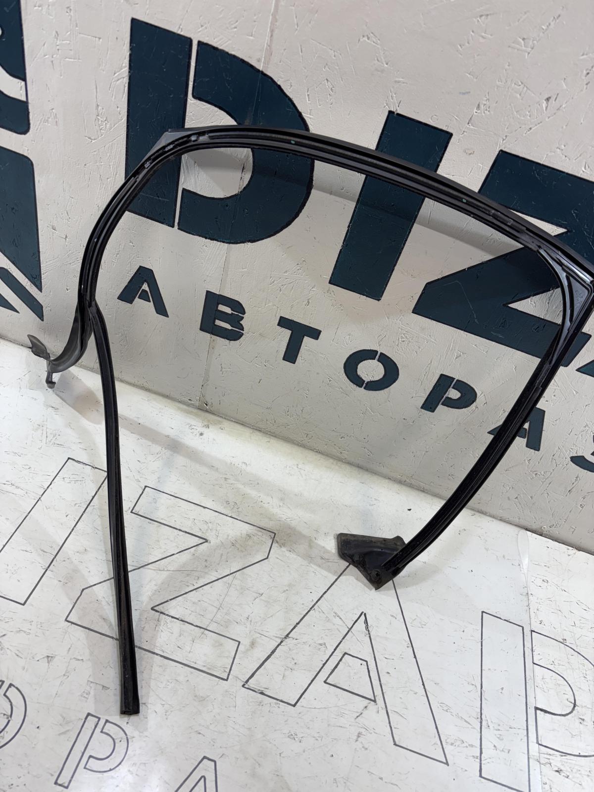 Направляющая стекла задняя левая 8E9839440AJ Audi A4 B6 avant