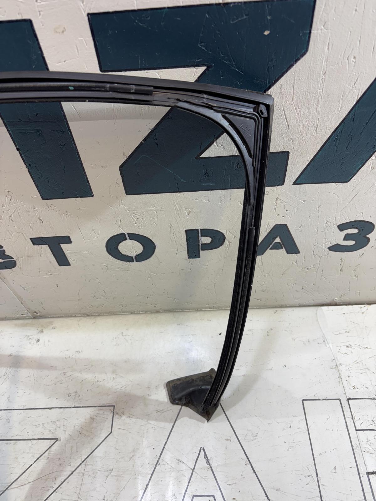 Направляющая стекла задняя левая 8E9839440AJ Audi A4 B6 avant