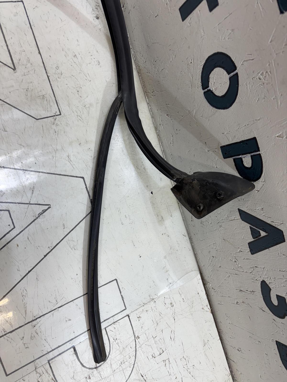 Направляющая стекла задняя левая 8E9839440AJ Audi A4 B6 avant