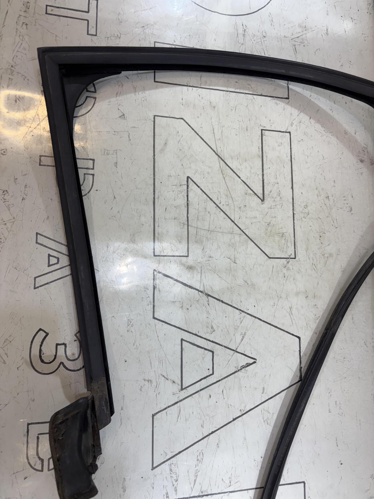 Направляющая стекла задняя левая 8E9839440AJ Audi A4 B6 avant