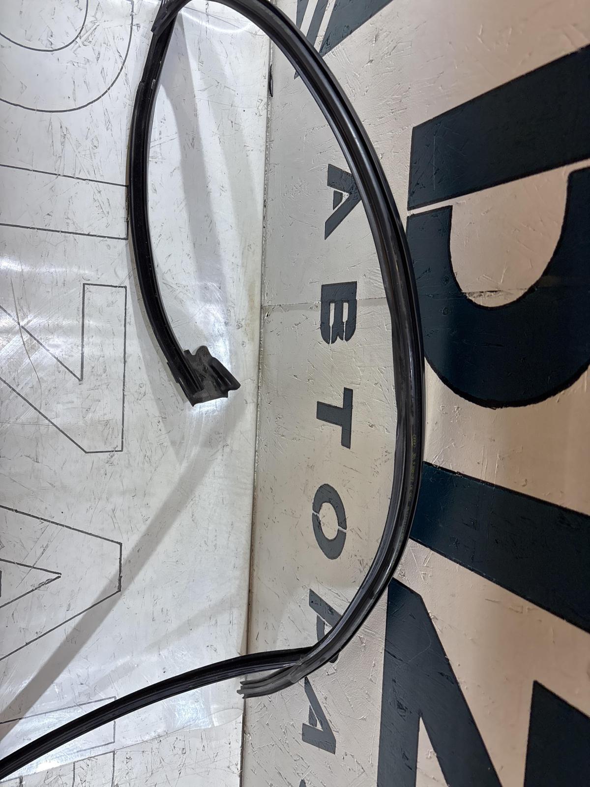 Направляющая стекла передняя левая 4B0837440AA Audi A6 C5 / A6 C5 Allroad