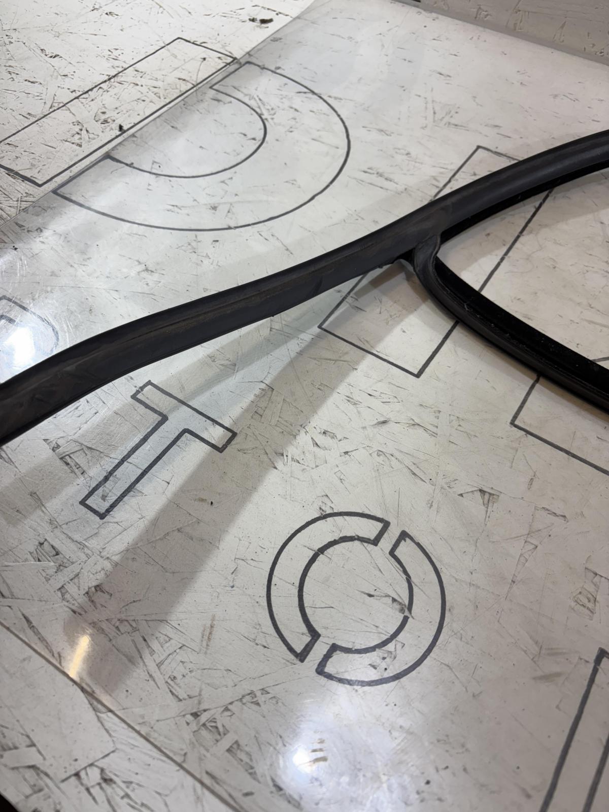 Направляющая стекла передняя левая 4B0837440AA Audi A6 C5 / A6 C5 Allroad